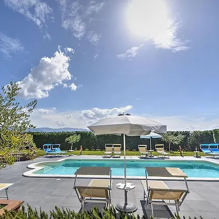 Sleeps 4 Pool Air Con Wifi *